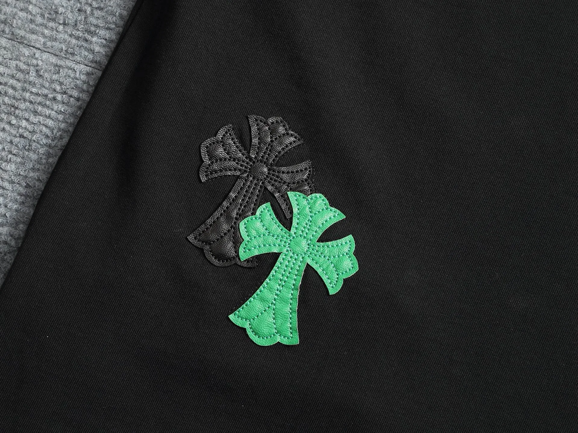 🅿️220 Chrome hearts ch Chrome hearts cross leather short-sleeved T-shirts. Large version. Loose and stylish. The difference is the low version, the slim version, the upper body and the crotch. 100% commitment: top quality, not fast food. The highest version on the market. Top quality, 320 grams. 26 custom-dyed double yarn cotton, same style for men and women, complete with three standards. Color: Black White Khaki Size: XS-L Size chart: